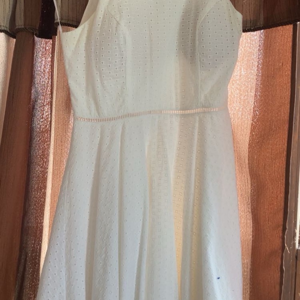 Elegant White Sleeveless Dress